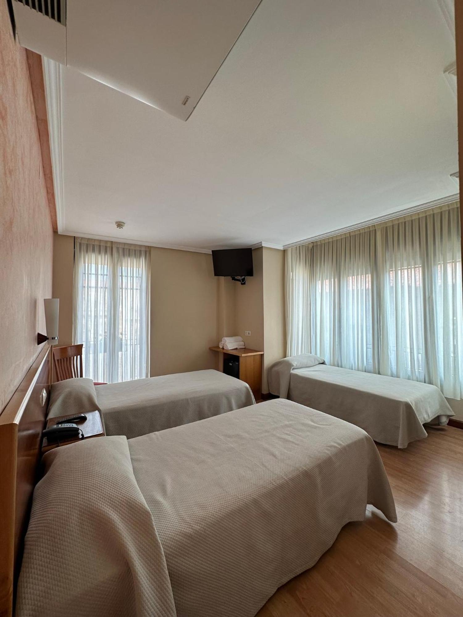 Hostal Restaurante Boccalino León Buitenkant foto