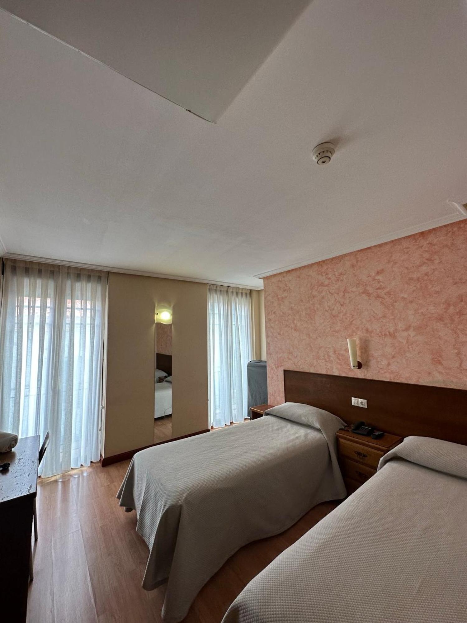 Hostal Restaurante Boccalino León Buitenkant foto