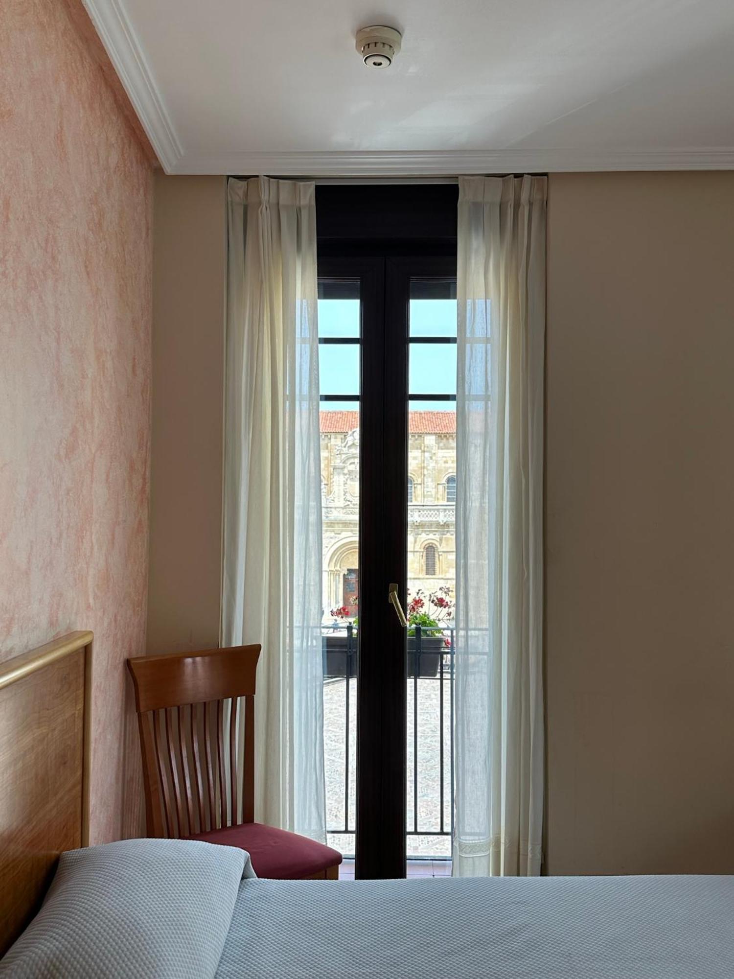 Hostal Restaurante Boccalino León Buitenkant foto